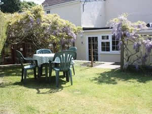 Self catering breaks at Wisteria Cottage in Tregrehan Mills, Cornwall