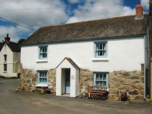 Self catering breaks at The Beach House in Porthallow, Cornwall
