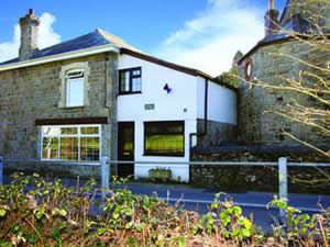 Self catering breaks at Admiral Cottage in Tregrehan Mills, Cornwall