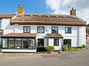 Self catering breaks at Rose Cottage in Reedham, Norfolk Self catering breaks at Rose Cottage in Reedham, Norfolk