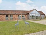 Parsonage Farm Holiday Cottages - Eagle Barn in Clyffe Pypard, Wiltshire, South West England
