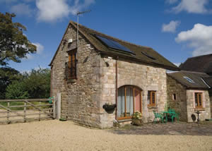 Self catering breaks at Cherry Cottage in Leek, Staffordshire Self catering breaks at Cherry Cottage in Leek, Staffordshire