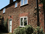 Self catering breaks at Queen Bee Cottage in Dersingham, Norfolk