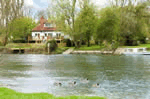 Self catering breaks at Chalmore Hole Ferry House in Wallingford, Oxfordshire